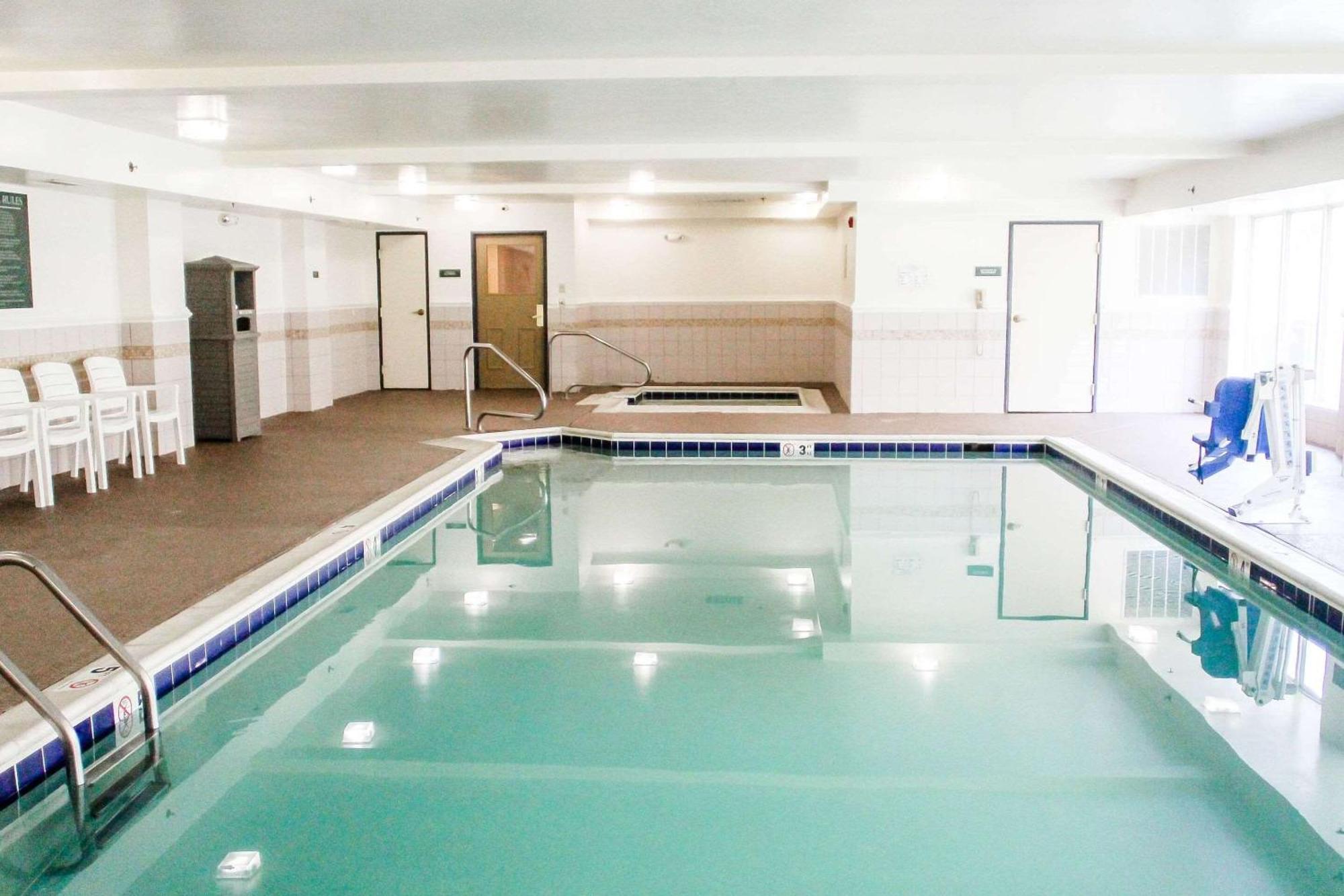 Hotel Country & By Radisson, Chester, Va