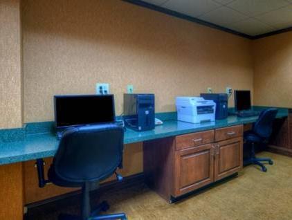 Country & By Radisson, Chester, Va 2*