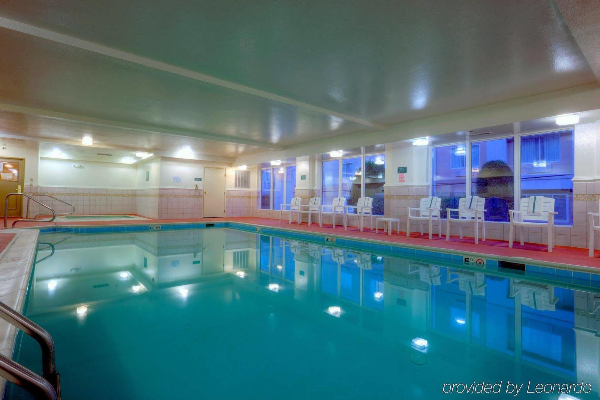 Country & By Radisson, Chester, Va Hotel