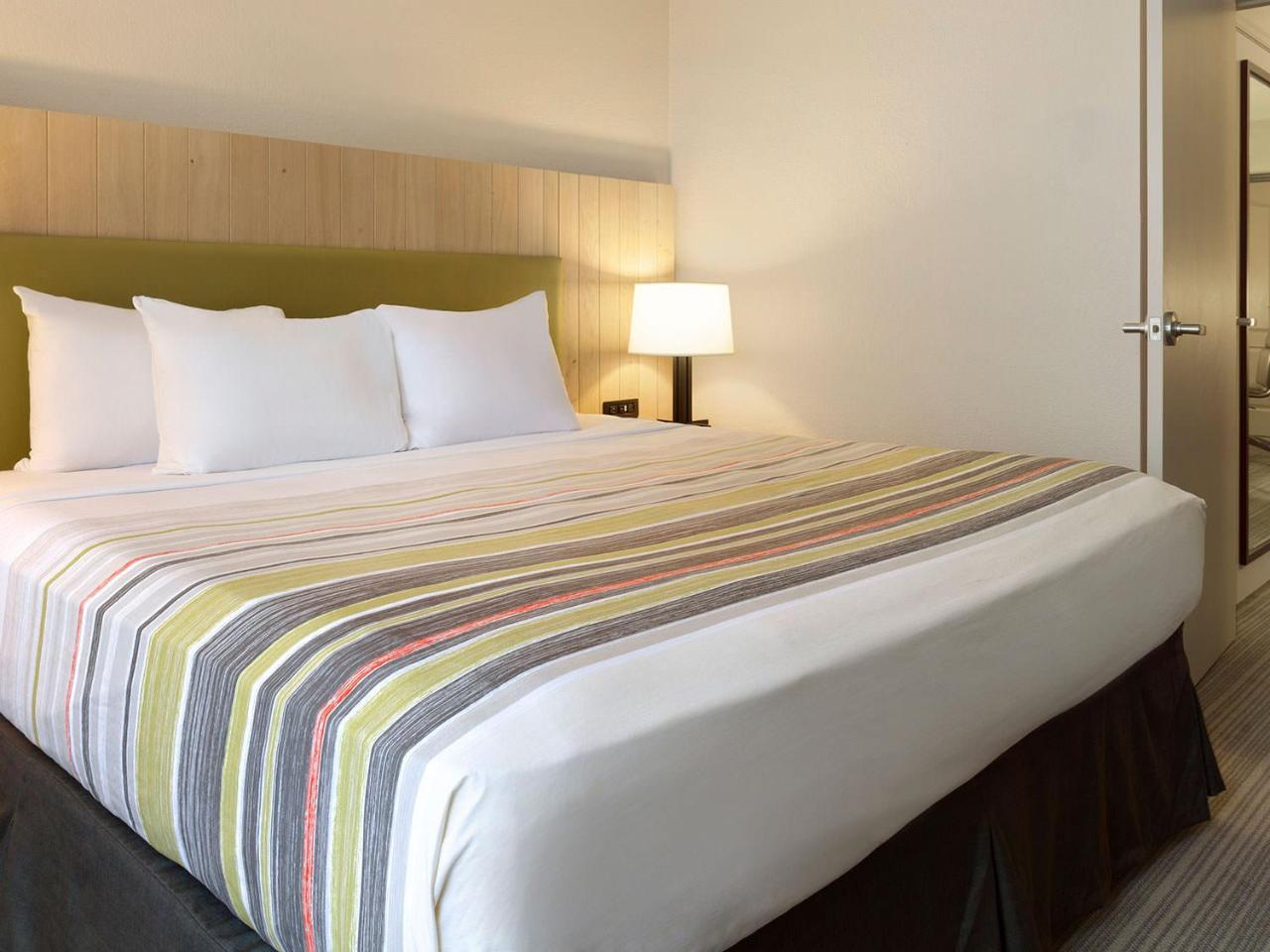Country & By Radisson, Chester, Va Hotel